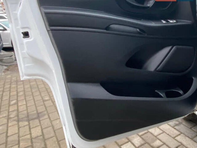 Белый Мерседес Вито, объемом двигателя 2.15 л и пробегом 195 тыс. км за 20700 $, фото 11 на Automoto.ua