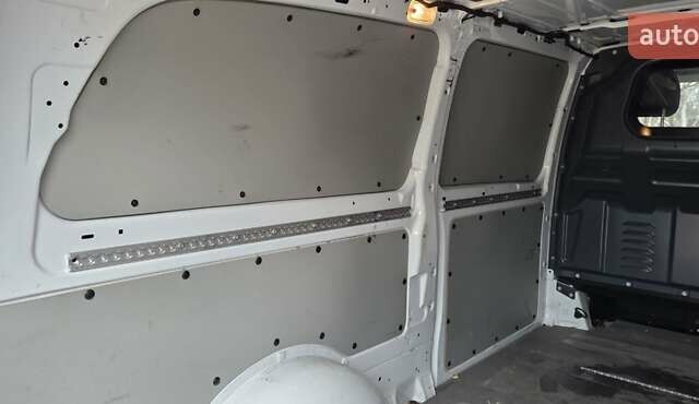 Белый Мерседес Вито, объемом двигателя 2 л и пробегом 209 тыс. км за 24399 $, фото 18 на Automoto.ua