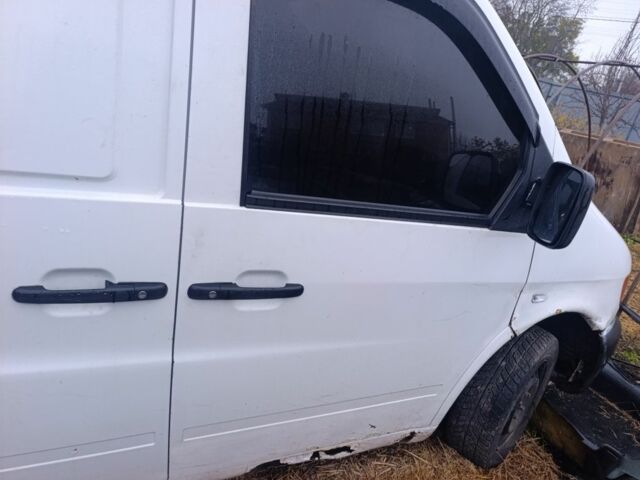 Белый Мерседес Вито, объемом двигателя 2.3 л и пробегом 340 тыс. км за 1600 $, фото 2 на Automoto.ua