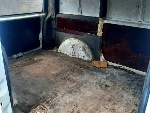 Белый Мерседес Вито, объемом двигателя 2.3 л и пробегом 0 тыс. км за 3800 $, фото 4 на Automoto.ua