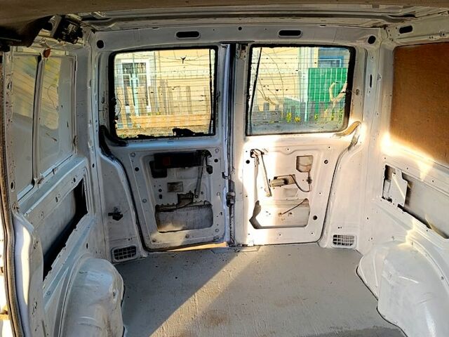 Белый Мерседес Вито, объемом двигателя 2.1 л и пробегом 469 тыс. км за 2800 $, фото 7 на Automoto.ua