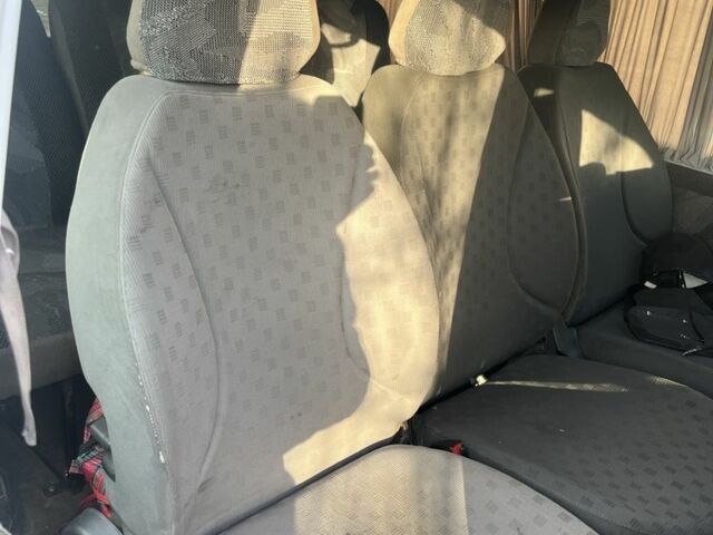 Белый Мерседес Вито, объемом двигателя 2.2 л и пробегом 270 тыс. км за 2000 $, фото 4 на Automoto.ua