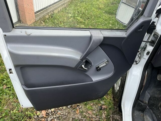 Білий Мерседес Віто, об'ємом двигуна 2.3 л та пробігом 580 тис. км за 4500 $, фото 4 на Automoto.ua