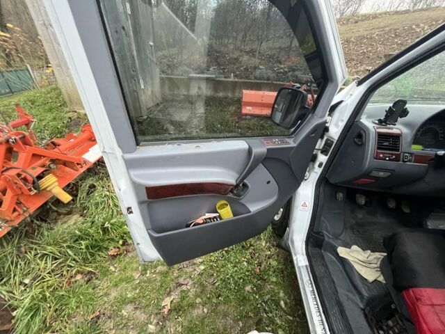 Белый Мерседес Вито, объемом двигателя 2.3 л и пробегом 310 тыс. км за 4500 $, фото 5 на Automoto.ua