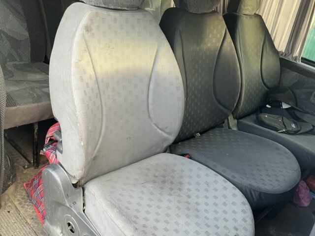 Белый Мерседес Вито, объемом двигателя 2.2 л и пробегом 270 тыс. км за 2000 $, фото 6 на Automoto.ua