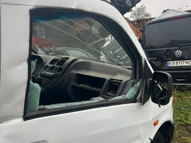 Белый Мерседес Вито, объемом двигателя 0 л и пробегом 250 тыс. км за 1500 $, фото 3 на Automoto.ua