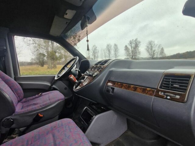 Белый Мерседес Вито, объемом двигателя 2.2 л и пробегом 310 тыс. км за 3200 $, фото 3 на Automoto.ua