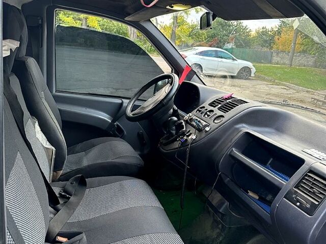 Белый Мерседес Вито, объемом двигателя 2.2 л и пробегом 270 тыс. км за 2700 $, фото 4 на Automoto.ua