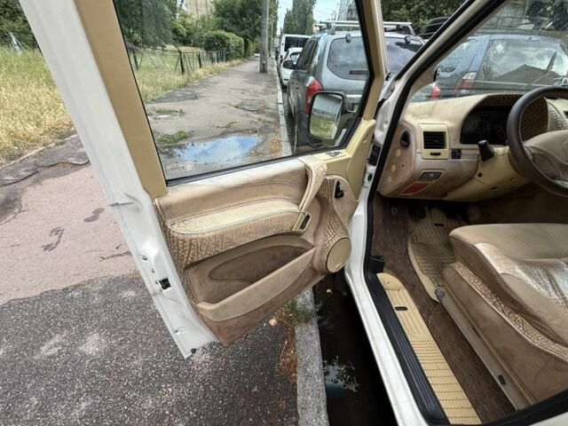 Белый Мерседес Вито, объемом двигателя 2.2 л и пробегом 370 тыс. км за 5000 $, фото 6 на Automoto.ua