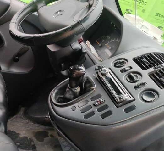 Белый Мерседес Вито, объемом двигателя 2.2 л и пробегом 301 тыс. км за 3500 $, фото 7 на Automoto.ua