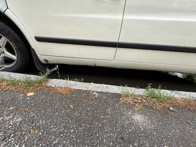 Белый Мерседес Вито, объемом двигателя 2.2 л и пробегом 370 тыс. км за 5000 $, фото 5 на Automoto.ua