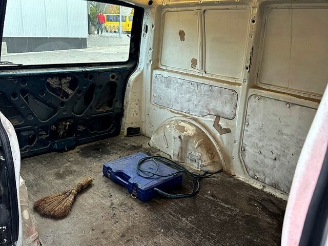 Белый Мерседес Вито, объемом двигателя 2.2 л и пробегом 270 тыс. км за 2700 $, фото 5 на Automoto.ua