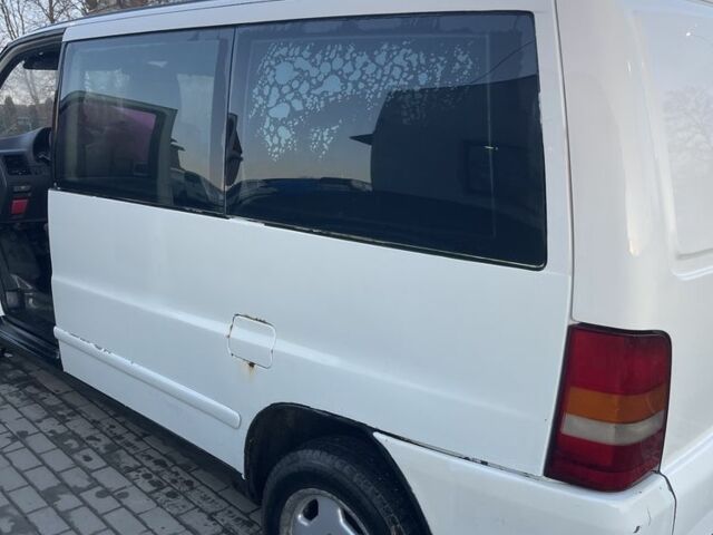 Белый Мерседес Вито, объемом двигателя 2.1 л и пробегом 450 тыс. км за 2000 $, фото 3 на Automoto.ua