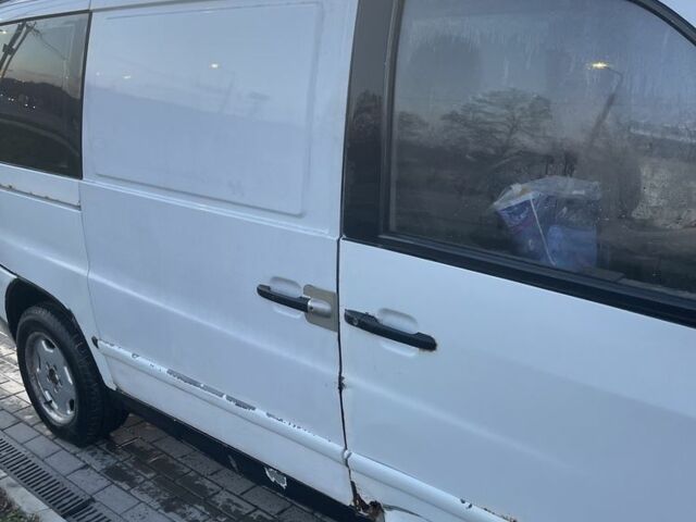 Белый Мерседес Вито, объемом двигателя 2.1 л и пробегом 450 тыс. км за 2000 $, фото 4 на Automoto.ua