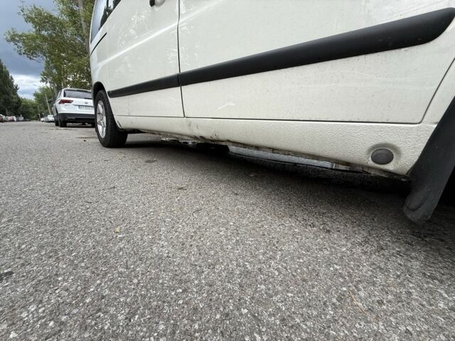 Белый Мерседес Вито, объемом двигателя 2.2 л и пробегом 370 тыс. км за 5000 $, фото 4 на Automoto.ua