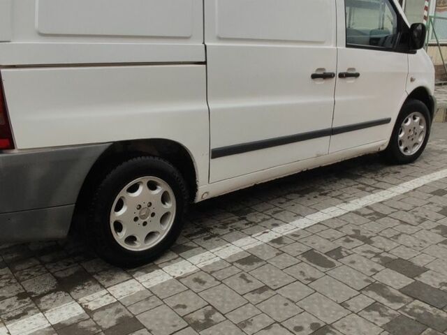 Белый Мерседес Вито, объемом двигателя 2.2 л и пробегом 301 тыс. км за 3500 $, фото 2 на Automoto.ua