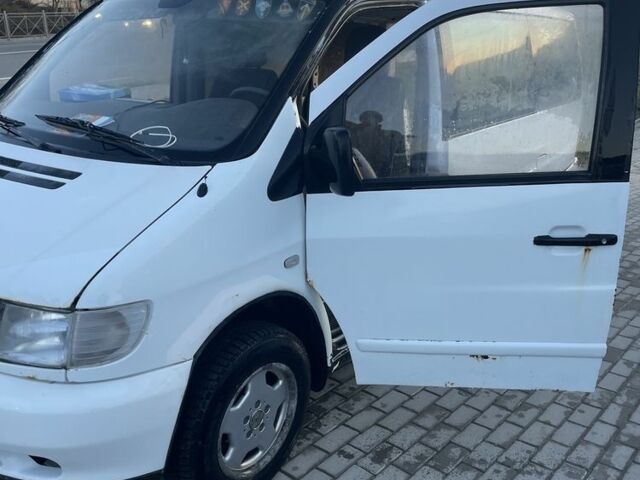 Белый Мерседес Вито, объемом двигателя 2.1 л и пробегом 450 тыс. км за 2000 $, фото 1 на Automoto.ua