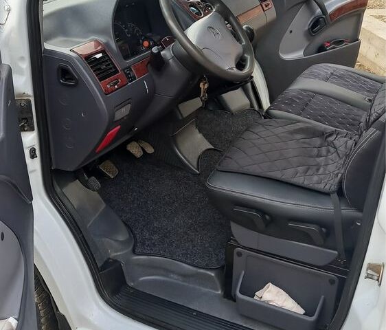 Белый Мерседес Вито, объемом двигателя 2.2 л и пробегом 300 тыс. км за 6413 $, фото 4 на Automoto.ua