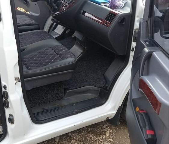 Белый Мерседес Вито, объемом двигателя 2.2 л и пробегом 300 тыс. км за 6413 $, фото 2 на Automoto.ua