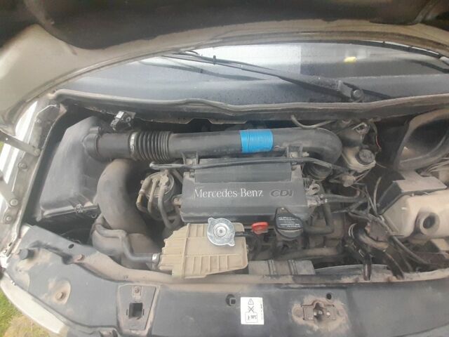 Белый Мерседес Вито, объемом двигателя 2.1 л и пробегом 300 тыс. км за 3000 $, фото 5 на Automoto.ua