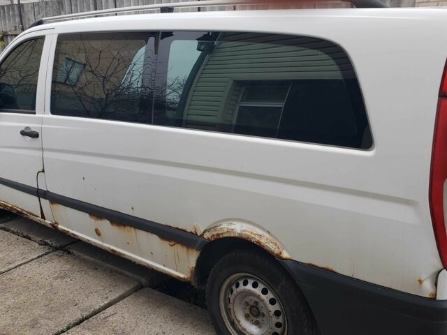 Белый Мерседес Вито, объемом двигателя 2.2 л и пробегом 350 тыс. км за 6000 $, фото 1 на Automoto.ua