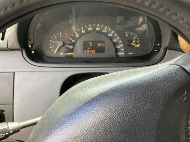 Белый Мерседес Вито, объемом двигателя 2.2 л и пробегом 635 тыс. км за 3000 $, фото 7 на Automoto.ua