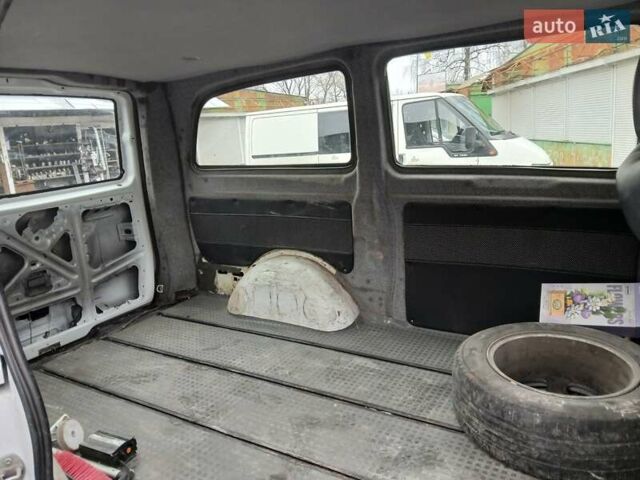 Белый Мерседес Вито, объемом двигателя 2.2 л и пробегом 300 тыс. км за 5300 $, фото 6 на Automoto.ua