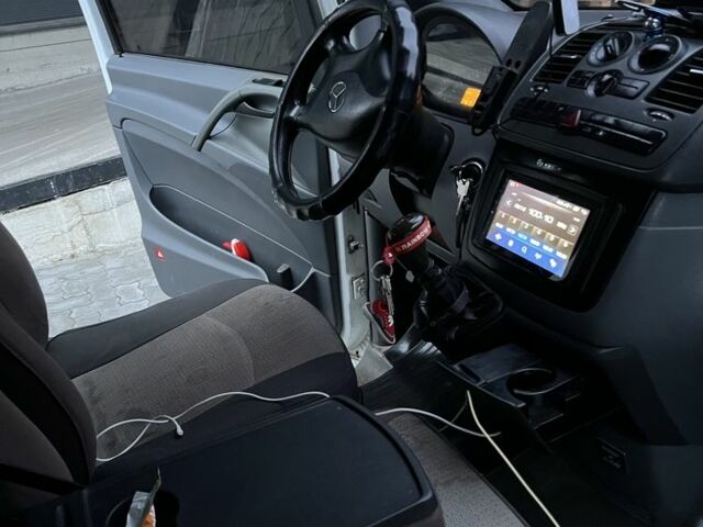 Білий Мерседес Віто, об'ємом двигуна 2.1 л та пробігом 292 тис. км за 6700 $, фото 1 на Automoto.ua