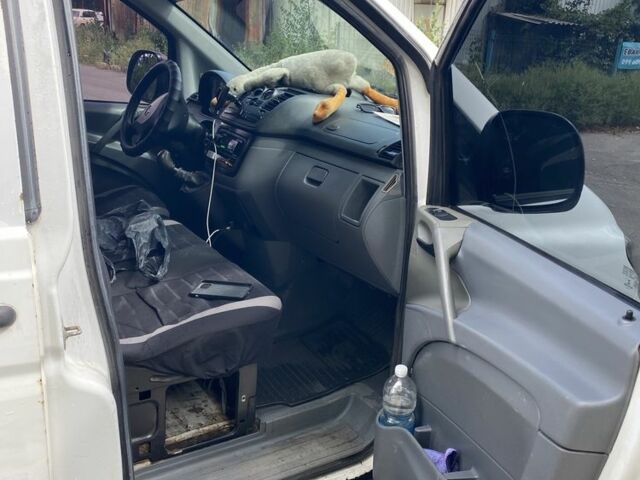 Белый Мерседес Вито, объемом двигателя 2.2 л и пробегом 635 тыс. км за 3000 $, фото 5 на Automoto.ua