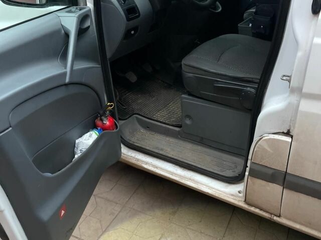 Белый Мерседес Вито, объемом двигателя 2.2 л и пробегом 308 тыс. км за 6800 $, фото 4 на Automoto.ua