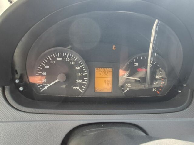 Белый Мерседес Вито, объемом двигателя 2 л и пробегом 250 тыс. км за 6900 $, фото 6 на Automoto.ua