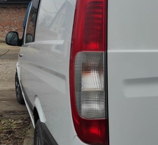 Белый Мерседес Вито, объемом двигателя 2.1 л и пробегом 633 тыс. км за 9000 $, фото 2 на Automoto.ua