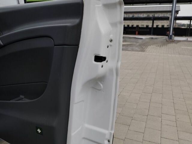 Білий Мерседес Віто, об'ємом двигуна 2.1 л та пробігом 205 тис. км за 7800 $, фото 22 на Automoto.ua