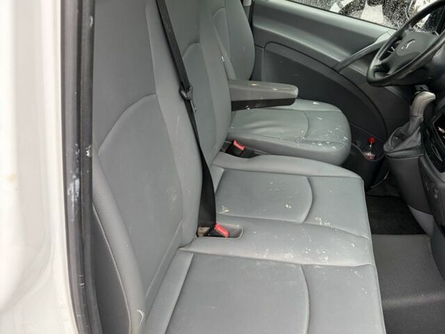 Белый Мерседес Вито, объемом двигателя 2.2 л и пробегом 240 тыс. км за 6398 $, фото 3 на Automoto.ua