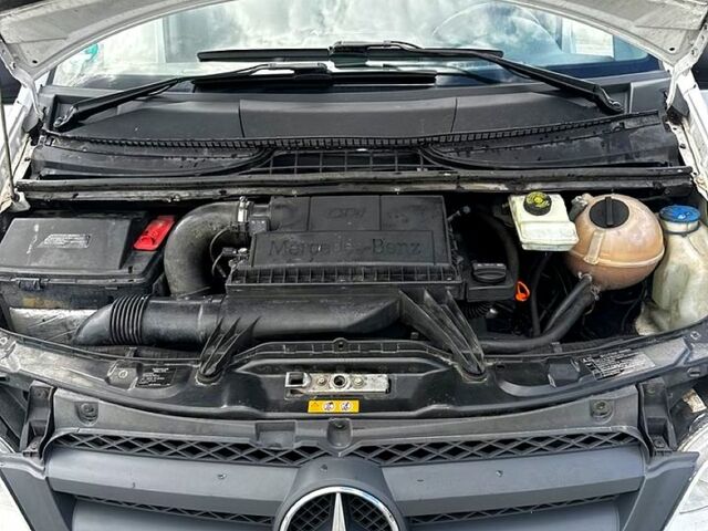 Белый Мерседес Вито, объемом двигателя 2.1 л и пробегом 320 тыс. км за 10470 $, фото 2 на Automoto.ua