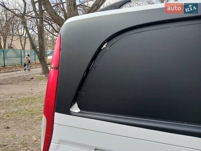 Белый Мерседес Вито, объемом двигателя 2.2 л и пробегом 310 тыс. км за 9000 $, фото 7 на Automoto.ua