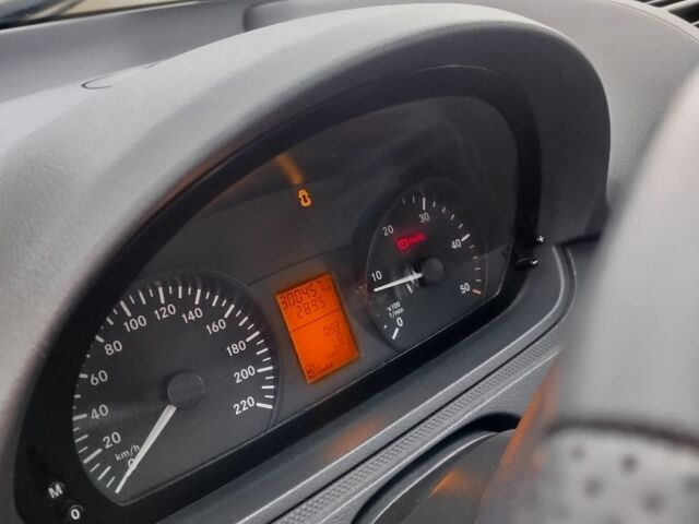 Белый Мерседес Вито, объемом двигателя 2.1 л и пробегом 300 тыс. км за 9800 $, фото 5 на Automoto.ua