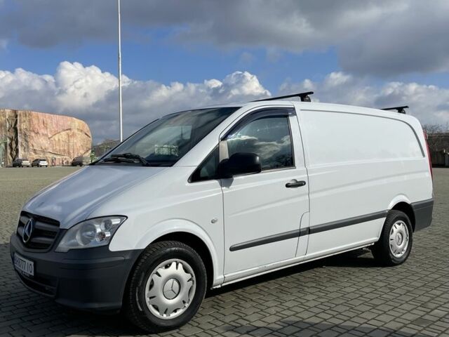 Белый Мерседес Вито, объемом двигателя 2.1 л и пробегом 300 тыс. км за 10800 $, фото 5 на Automoto.ua