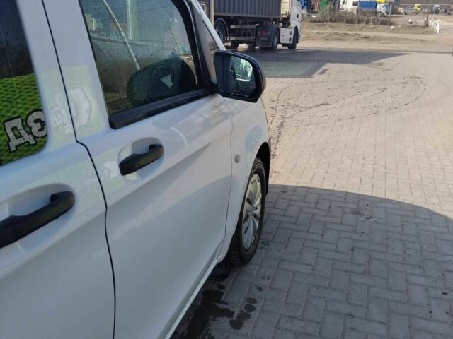 Білий Мерседес Віто, об'ємом двигуна 2.1 л та пробігом 320 тис. км за 14500 $, фото 6 на Automoto.ua