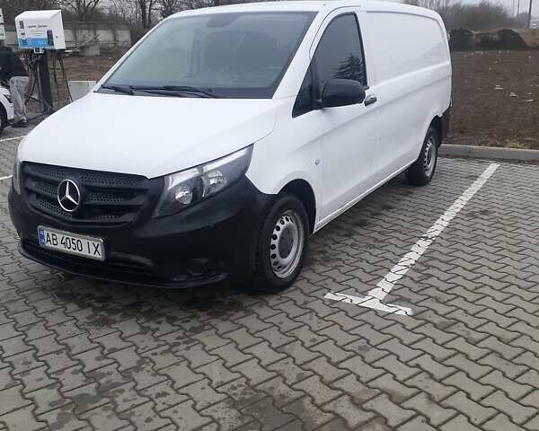 Белый Мерседес Вито, объемом двигателя 1.6 л и пробегом 135 тыс. км за 12999 $, фото 2 на Automoto.ua