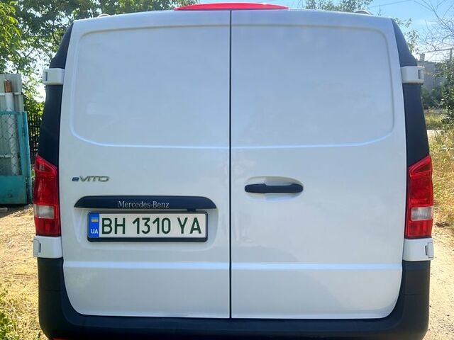 Белый Мерседес Вито, объемом двигателя 0 л и пробегом 55 тыс. км за 18000 $, фото 11 на Automoto.ua