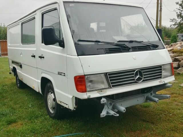 Белый Мерседес Вито, объемом двигателя 0 л и пробегом 500 тыс. км за 1500 $, фото 2 на Automoto.ua