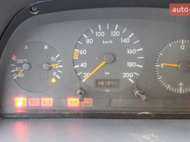 Белый Мерседес Вито, объемом двигателя 2.3 л и пробегом 460 тыс. км за 2500 $, фото 14 на Automoto.ua