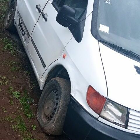 Белый Мерседес Вито, объемом двигателя 2.3 л и пробегом 500 тыс. км за 1000 $, фото 2 на Automoto.ua