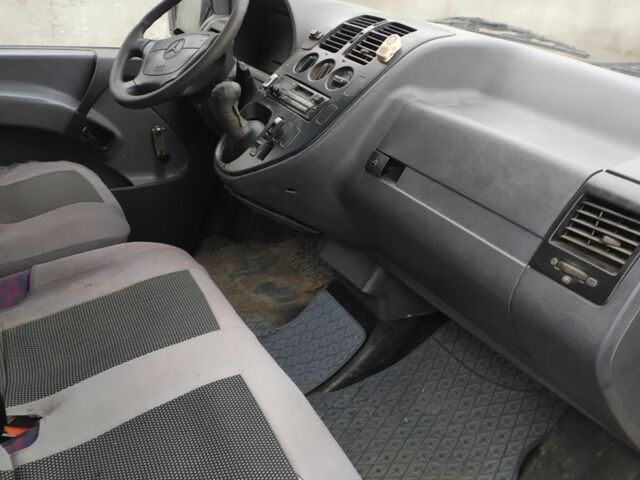 Белый Мерседес Вито, объемом двигателя 2.3 л и пробегом 700 тыс. км за 2000 $, фото 4 на Automoto.ua