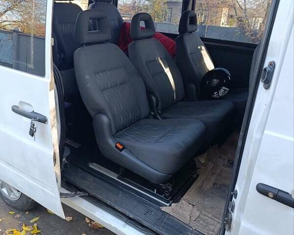 Белый Мерседес Вито, объемом двигателя 2.3 л и пробегом 382 тыс. км за 3568 $, фото 4 на Automoto.ua