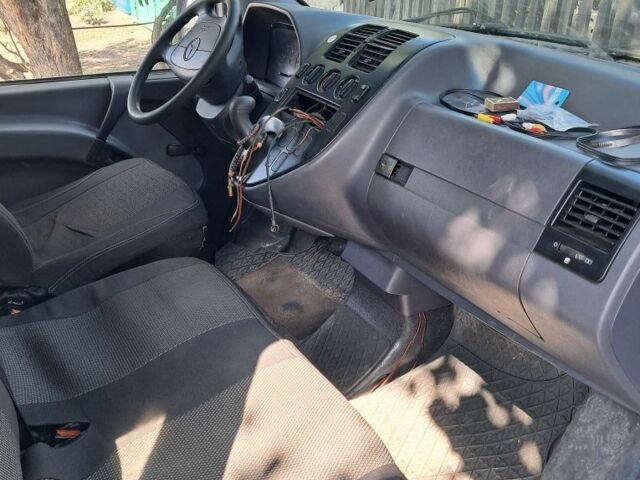 Белый Мерседес Вито, объемом двигателя 2.2 л и пробегом 400 тыс. км за 1700 $, фото 4 на Automoto.ua