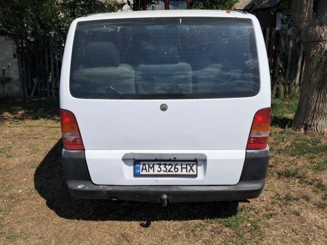 Белый Мерседес Вито, объемом двигателя 2.2 л и пробегом 400 тыс. км за 1700 $, фото 2 на Automoto.ua