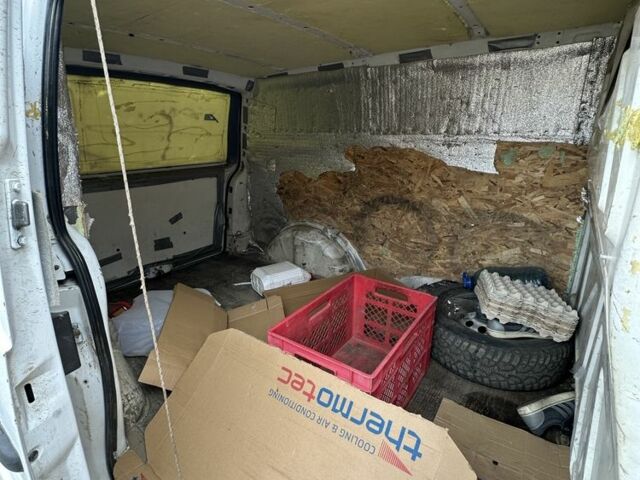 Белый Мерседес Вито, объемом двигателя 2.2 л и пробегом 350 тыс. км за 3300 $, фото 3 на Automoto.ua