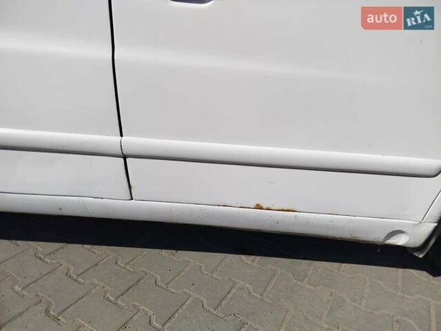 Белый Мерседес Вито, объемом двигателя 2.3 л и пробегом 388 тыс. км за 3500 $, фото 6 на Automoto.ua